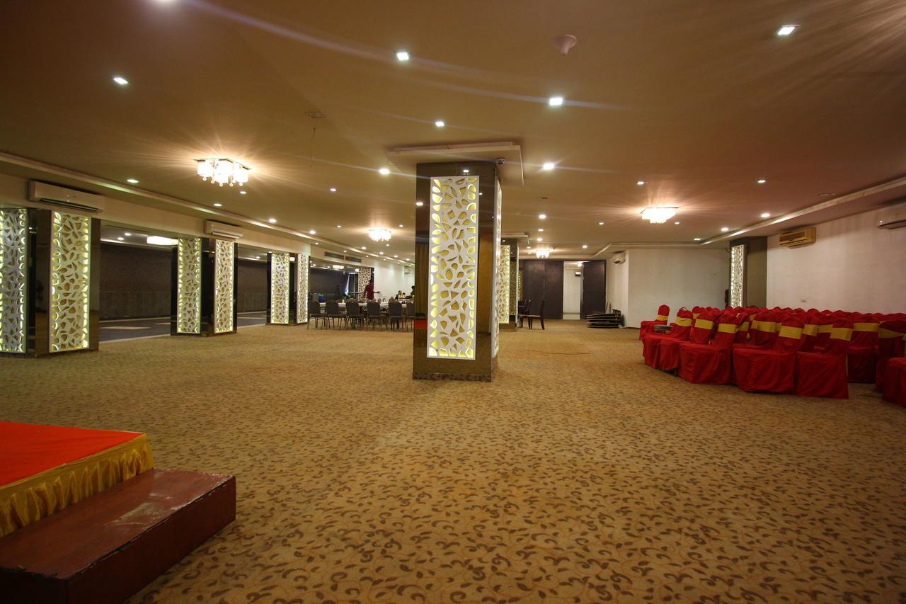 Oyo 8786 Hotel Maan Residency Ahmedabad Bagian luar foto
