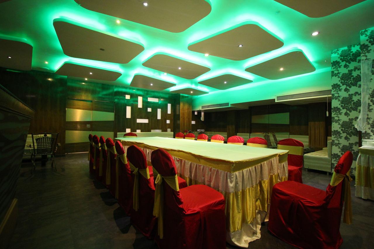 Oyo 8786 Hotel Maan Residency Ahmedabad Bagian luar foto